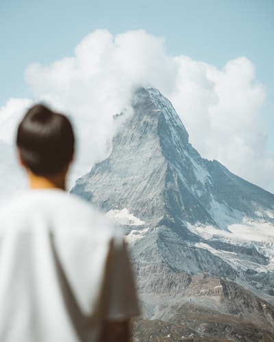 穿白衬衫的人看山